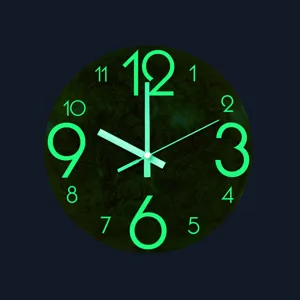 Primer plano de números verdes luminosos y manecillas fluorescentes en esfera.