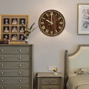 Detailansicht der Holz-Wanduhr mit leuchtenden römischen Ziffern im gemütlichen Zimmer.