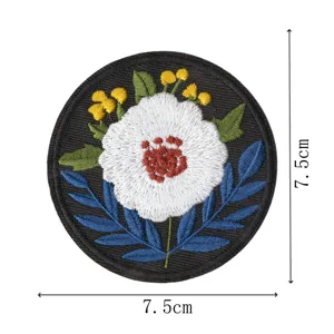 Runder ethnischer Stickaufnäher mit Blumenmuster, ideal für Kleidung und DIY-Projekte.