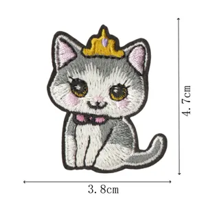 Toppa ricamata gatto grigio con corona per vestiti, dettaglio dimensioni 3.8x4.7 cm.