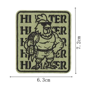 Vue détaillée du patch brodé tactique avec un design de coq cool et texte stylé.