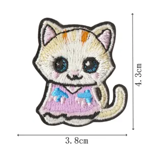 Vista dettagliata della toppa ricamata con gatto, ideale per decorazione vestiti fai da te.