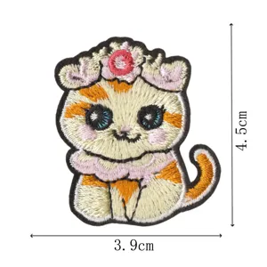 Dettaglio della patch ricamata con gatto carino dei cartoni animati per decorazione.