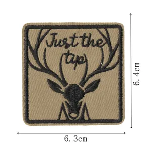 Patch brodé cerf tactique avec support thermocollant pour vestes, chapeaux et sacs.