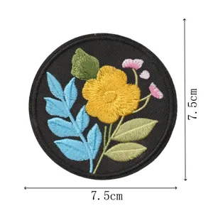 Nahaufnahme des 7,5cm runden Blumen-Stoffaufnähers mit feinen Stickereidetails und sauberer Verarbeitung.