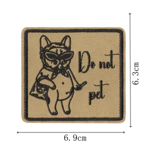 Écusson brodé tactique représentant un chien cool avec des lunettes et le texte Do not pet.