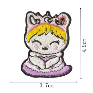 Simpatico patch ricamato di gatto cartone animato con corona per vestiti e fai da te.