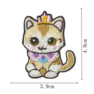 Simpatico cerotto ricamato di gatto dei cartoni animati con corona per decorazione vestiti.