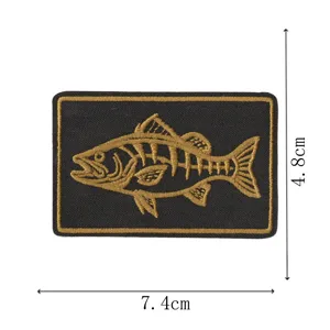 Détail écusson brodé motif poisson, badge tactique rétro pour vêtements et chapeaux style.