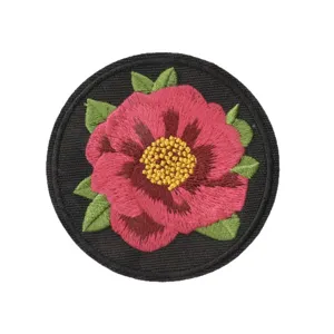 Runder bestickter Aufnäher mit rosa Blume und grünen Blättern, Stoff DIY Kleiderdeko.