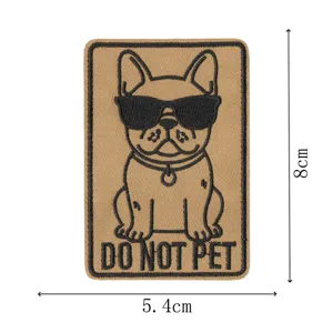 Écusson brodé tactique avec un bouledogue français cool et lunettes de soleil, 8x5.4cm.