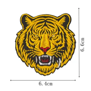Gros plan sur l'écusson brodé de tigre rugissant, coutures jaunes détaillées, accessoire DIY.
