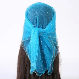 Detailweergave van de blauwe strass-net hoofddoek met fonkelende steentjes en fijne goudrand.
