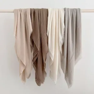 Morbida sciarpa in lino tinta unita da donna, sciarpa con frange, accessorio autunnale minimal.