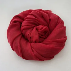 Sciarpa lunga tinta unita rossa in cotone e lino da donna, stile vintage autunno inverno.