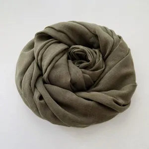Sciarpa lunga tinta unita in cotone e lino da donna, drappeggio elegante e vista dettagliata.