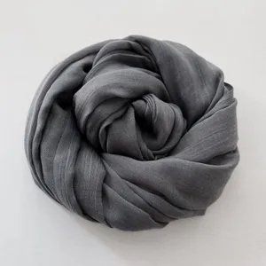 Sciarpa lunga tinta unita grigio scuro in cotone e lino per autunno inverno caldo quotidiano.
