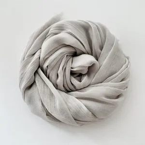 Sciarpa lunga tinta unita in cotone e lino grigio, elegante accessorio invernale.