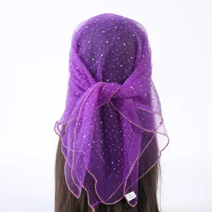 Gedetailleerd overzicht van de paarse strass polyester vierkante hoofddoek met pailletten.