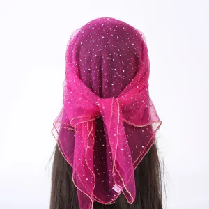 Doorzichtige damessjaal met strass steentjes, modieuze roze hoofddoek detail weergave.