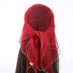 Rode strass mesh vierkante sjaal detail, elegant haaraccessoire voor dames met gouden rand.