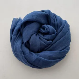 Dettaglio sciarpa lunga tinta unita in cotone lino blu, accessorio caldo per autunno inverno.