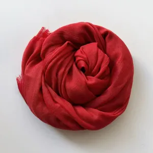 Dettagli della sciarpa rossa in cotone e lino, tessuto morbido per autunno inverno.