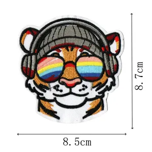 Primer plano detallado de parche bordado de tigre con gorro y gafas de sol coloridas.