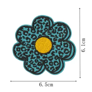 Vue détaillée du patch brodé en forme de fleur bleue avec motif léopard et dimensions précises.
