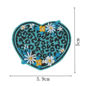 Écusson brodé en forme de cœur avec motif léopard bleu et fleurs pour vêtements.