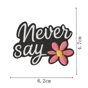Schwarzer gestickter Aufnäher mit inspirierenden Buchstaben und Blume für Kleidung.
