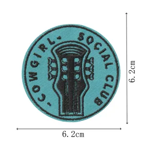 Écusson brodé rond avec tête de guitare et lettrage, diamètre 6,2 cm pour décoration textile.