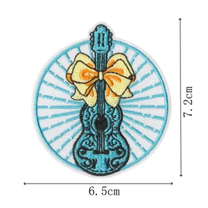 Gros plan détaillé d'un patch brodé rond avec une guitare bleue et un nœud jaune.