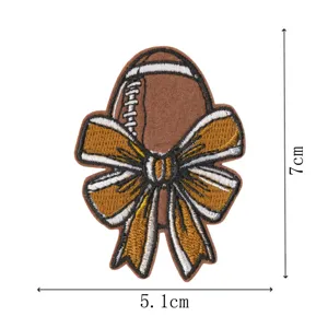 Vista dettagliata della patch ricamata con fiocco da football, con dimensioni e trama ravvicinata.