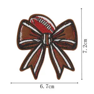 Dettaglio patch ricamata con fiocco da football marrone, ideale per vestiti e borse.