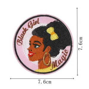 Patch brodé rond élégant avec un superbe design de fille noire pour décorer les vêtements.