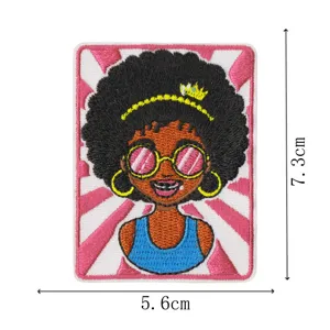 Gros plan détaillé d'un joli patch brodé de fille afro avec des lunettes de soleil colorées.