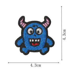 Parche bordado monstruo azul tierno con cuernos y dientes, detalle accesorio de ropa 4,3cm.