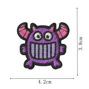 Detalle de parche bordado de monstruo morado, accesorio de ropa de Halloween 4.2x3.8cm.