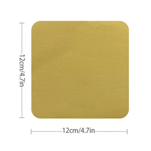 Nahaufnahme Detailansicht des goldenen Canvas-Twill-Stoffaufnähers mit Maßangaben.