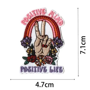 Toppa ricamata boho con segno della pace arcobaleno e parole positive per vestiti.