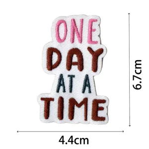 Toppa ricamata con citazione motivazionale, badge decorativo DIY per vestiti 6.7x4.4cm.