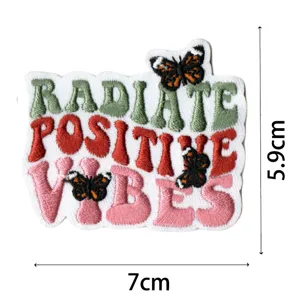 Toppa ricamata dettagliata in stile boho con testo motivazionale e motivi di farfalle per giacche.