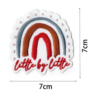 Toppa ricamata arcobaleno bohémien con testo motivazionale, accessorio fai da te 7x7cm.