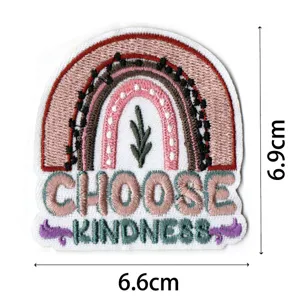 Toppa ricamata bohémien con design di fiori arcobaleno e citazione stimolante per giacca.