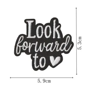 Parche de tela bordado en blanco y negro con cita en inglés inspiradora y diseño de corazón.