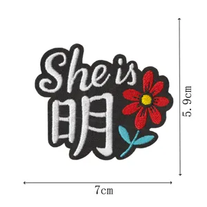 Parche de tela bordado con texto She is Ming y diseño de flores, vista detallada.