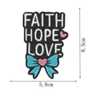 Parche bordado negro con texto fe esperanza amor, corazón rosa y lazo azul, 8,5x5,8cm