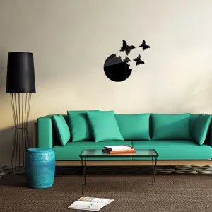 Gedetailleerd overzicht van 3d vlinder spiegel muursticker in moderne woonkamer wanddecoratie.