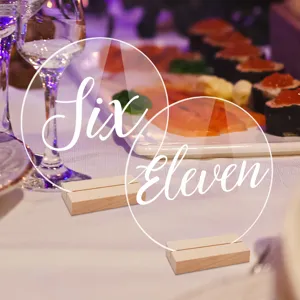 Números de mesa de acrílico transparente con bases de madera para bodas y fiestas.